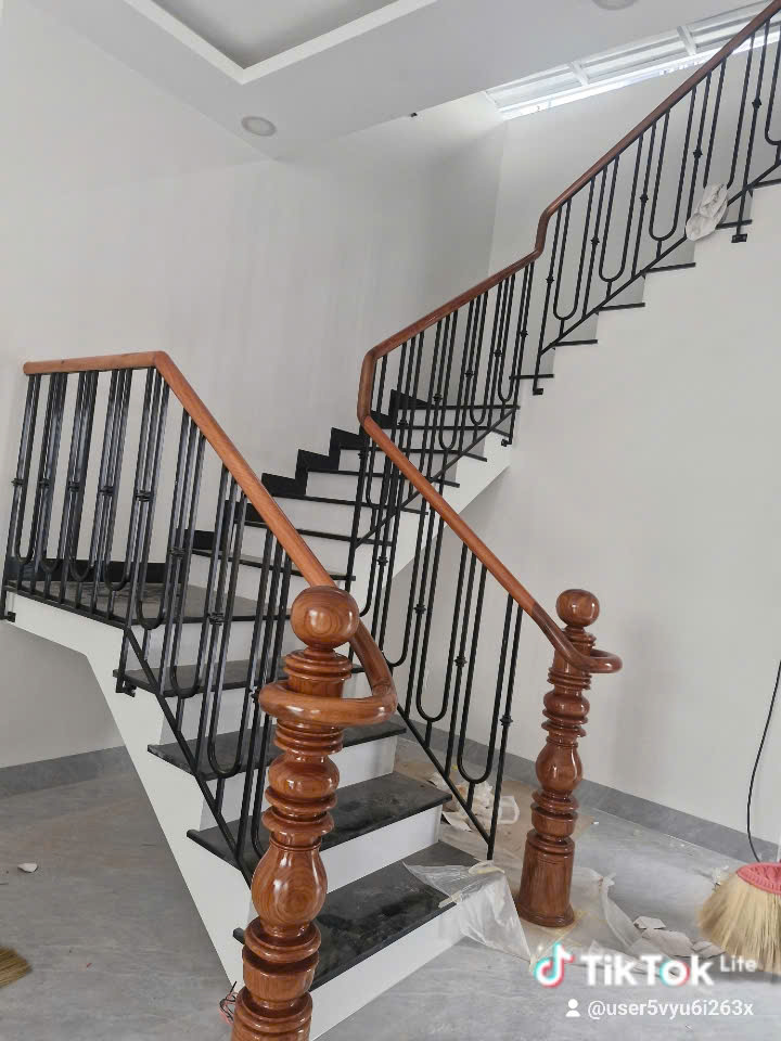 thi công cầu thang sắt
